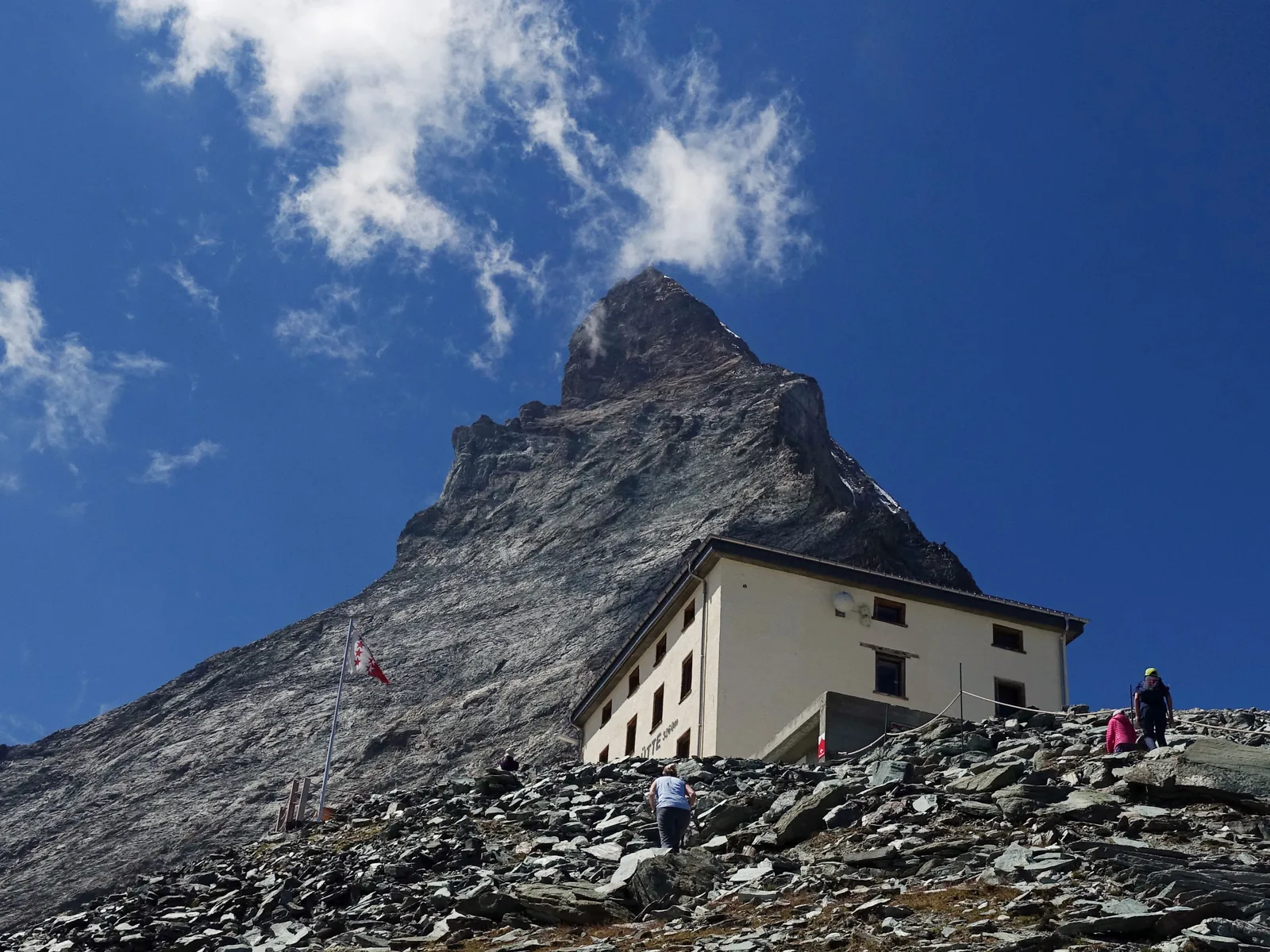 Hörnlihütte na hřebeni, nad ní Matterhorn