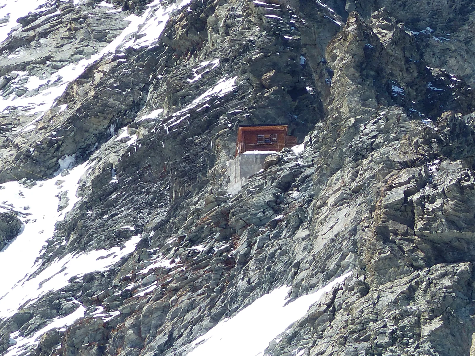 Solvayhütte ve skalní stěně hřebene Hörnli