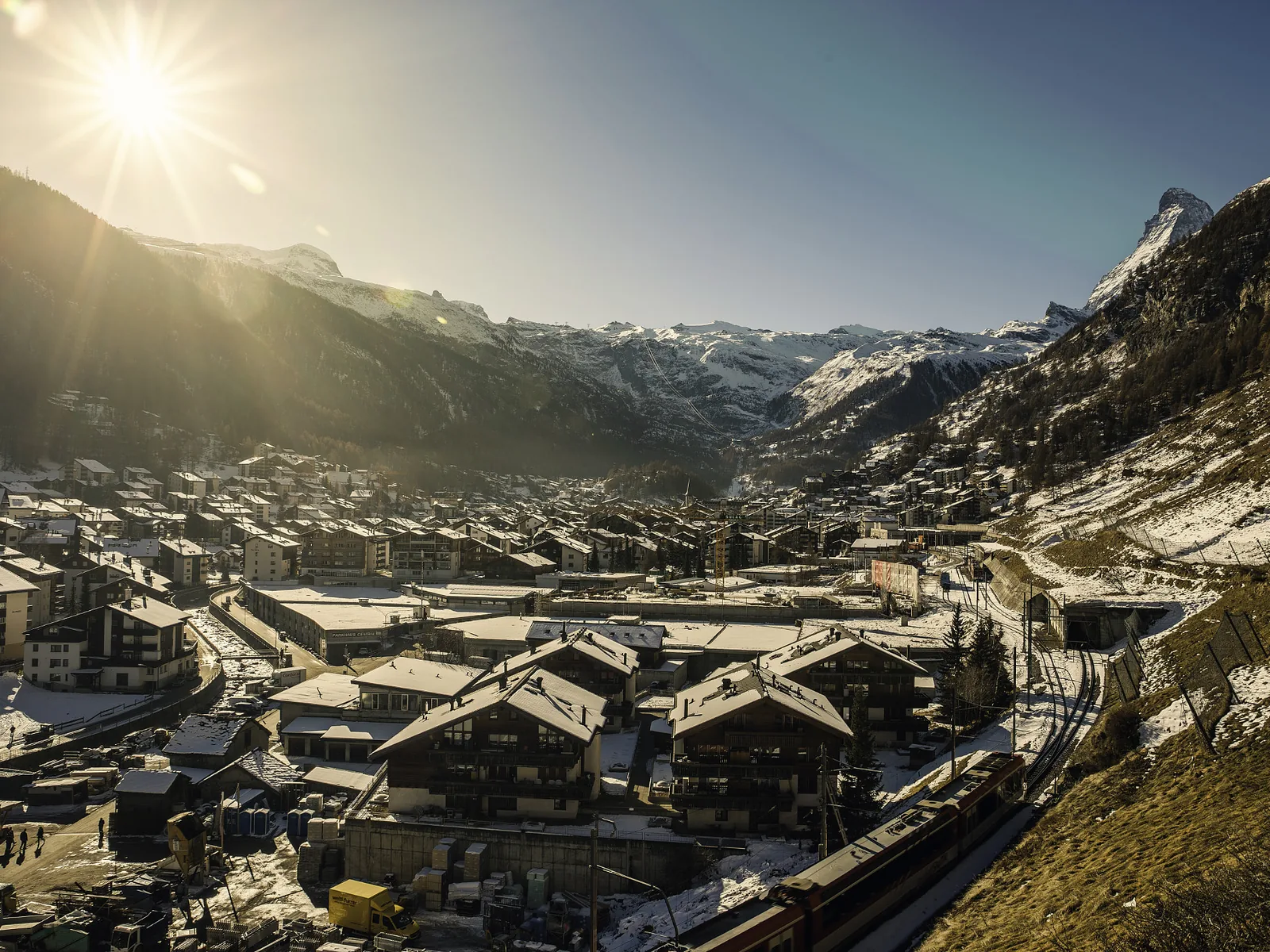 Zermatt v údolí, nad ním Matterhorn